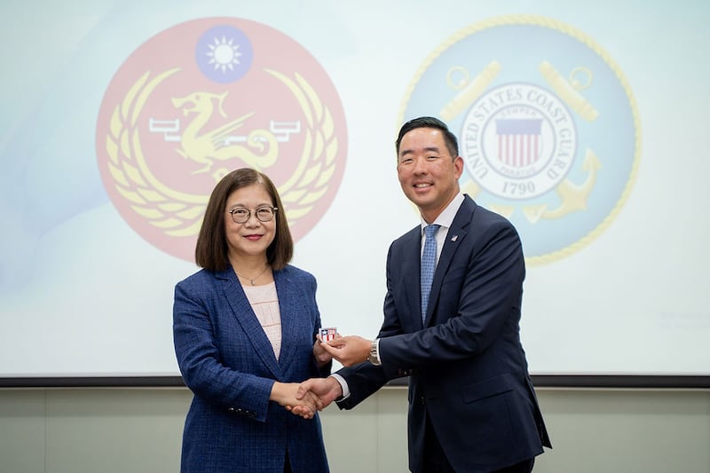 台湾海委会主委管碧玲(左)与美国在台协会组长金镇泰(右)。(台湾海委会提供)