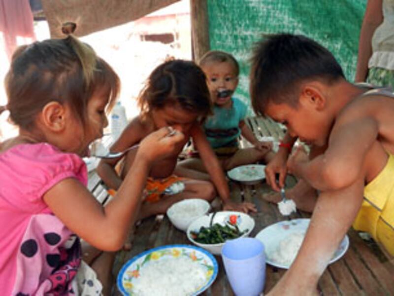 ៧-មីនា-២០១៣៖ កុមារ​នៅ​សហគមន៍​ភ្នំបាត ហូប​អាហារ​ថ្ងៃ​ត្រង់។