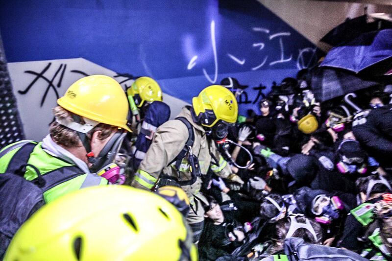2019年11月18日深夜，警方以圍捕方式，沿彌敦道向油麻地方向驅趕示威者，在油麻地港鐵站碧街A1出入口，有人跌倒，釀成人踩人及人疊人，涉及近百人。 （Kaiser@ USP United Social Press 社媒）