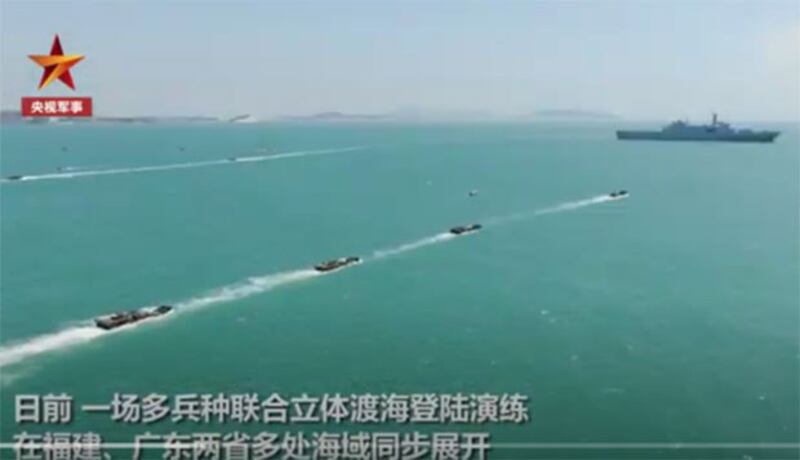 去年夏季解放军加紧在闽粤两省外海施行渡海登陆演练。（视频截图）