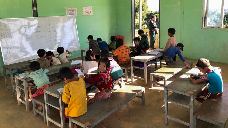 TNLA ထိန်းချုပ်နယ်မြေအတွင်းရှိ ကျေးရွာတစ်ရွာတွင် တအာင်းပြည်ပညာရေးကောင်စီ (TLEC) ကဖွင့်လှစ်ထားသည့် စာသင်ကျောင်းတစ်ကျောင်းအား ၂၀၂၂ ခုနှစ် နိုဝင်ဘာလက တွေ့ရစဉ်။ (Photo : TLEC)