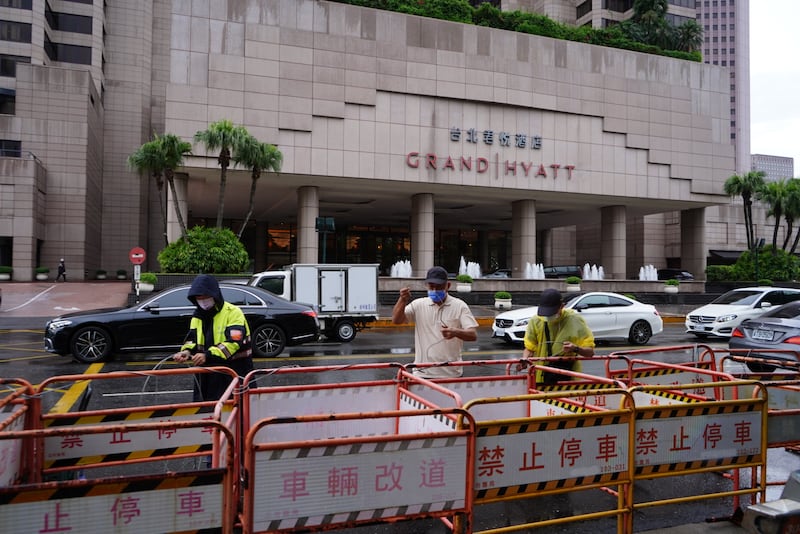 盛傳佩洛西(Nancy Pelosi)將下塌的台北君悅酒店,在周二(2日)大約下午1時40分左右,開始見到警方到場戒備,並在對出馬路封路。(淳音攝)