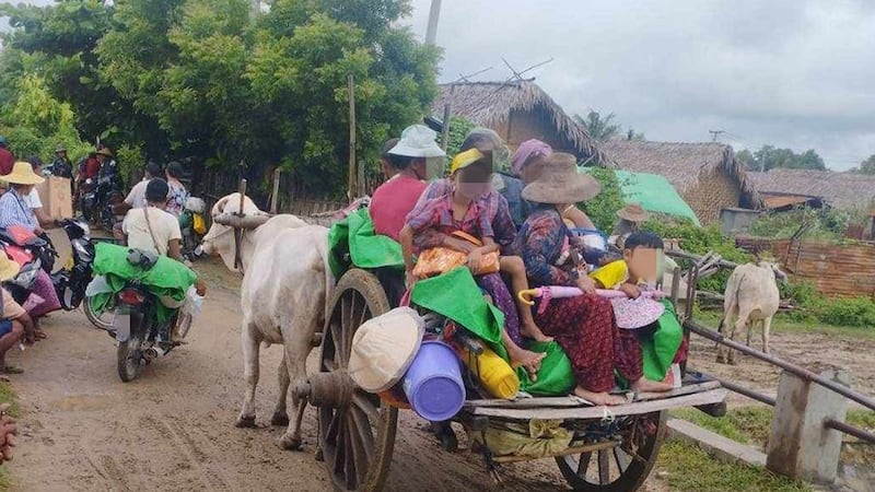 စစ်ကိုင်းတိုင်း ဒီပဲယင်းမြို့နယ်မှ စစ်ဘေးဒုက္ခသည်များအား ၂၀၂၃ ခုနှစ် စက်တင်ဘာလ ၃၀ ရက်နေ့က တွေ့ရစဉ်။ (ဓာတ်ပုံ - ဒီပဲယင်းမြို့နယ်-စစ်ရှောင်-ထောက်ပံ့ရေး)