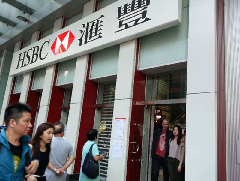 2014年11月10日，自上月佔領行動開始後關閉的滙豐銀行分行，早上正式重開，但銀行決定暫時縮減一小時營業時間。（粵語部記者林靜攝）