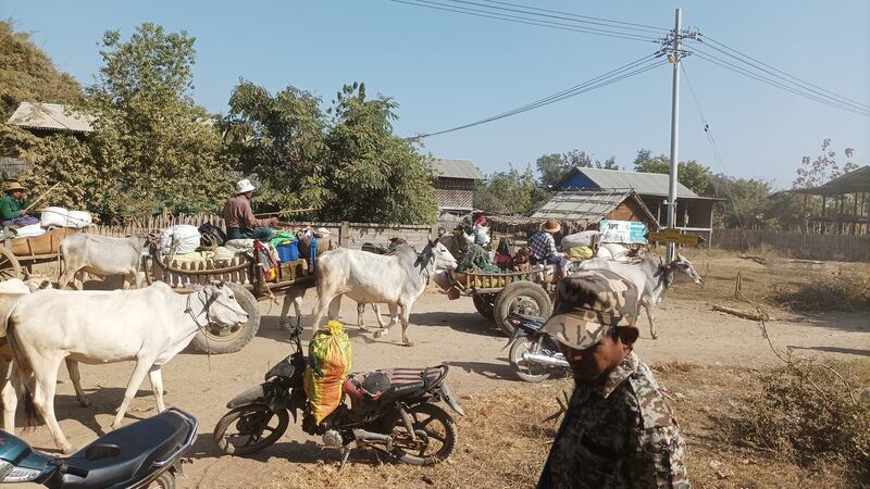 မကွေးတိုင်း ပေါက်မြို့နယ်မှ စစ်ဘေးဒုက္ခသည်များအား ၂၀၂၃ ခုနှစ် ဇန်နဝါရီလ ၂၆ ရက်နေ့က တွေ့ရစဉ်။ (Photo: Pauk Newsletter page)