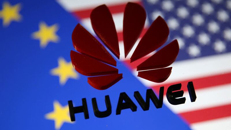 美国特朗普政府把华为列入“实体名单”后,谷歌公司已经停止与华为公司的商业往来,华为手机在欧洲的销售情况也不乐观。(资料图/路透社)