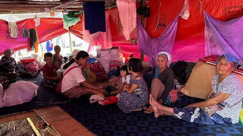 တိုက်ပွဲများကြောင့် ရှမ်းပြည်နယ်မြောက်ပိုင်း၊ လားရှိုးမြို့ပေါ်ကို ‌ထွက်ပြေးလာကြသည့် သိန္နီမြို့နယ်အတွင်းမှ ဒုက္ခသည်များအား ၂၀၂၃ ခုနှစ်၊ နိုဝင်ဘာလ ၂၃ ရက်နေ့က တွေ့ရစဉ်။ (Photo: RFA)