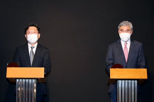 노규덕 한국 외교부 한반도평화교섭본부장(왼쪽)이 성 김 미 국무부 대북 특별대표와 지난달 24일 한미 북핵 수석대표 협의를 마친 후 도어스테핑에서 발언하고 있다.