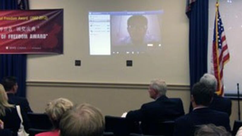 图片：北京法律学者滕彪博士通过网络视频与会。（记者何平摄）