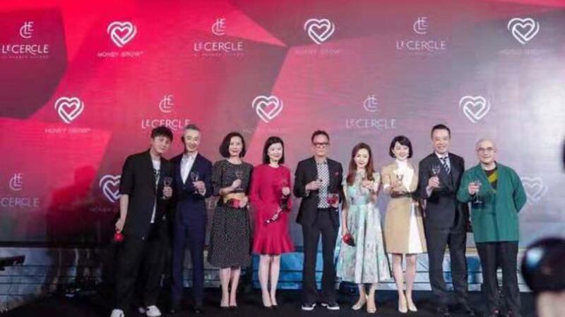上海东方卫视6名主持人为周正毅站台。（网络图片）