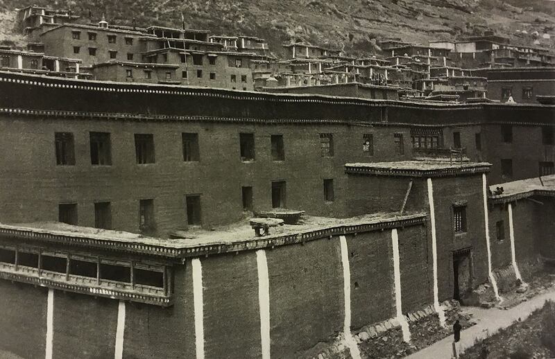 这是我父亲的故乡康区德格，这大片藏式建筑本是德格王的宫殿，在纳入西康省后设作德格县国立小学，我父亲曾就读于此。（翻拍自孙明经摄影的《定格西康》）