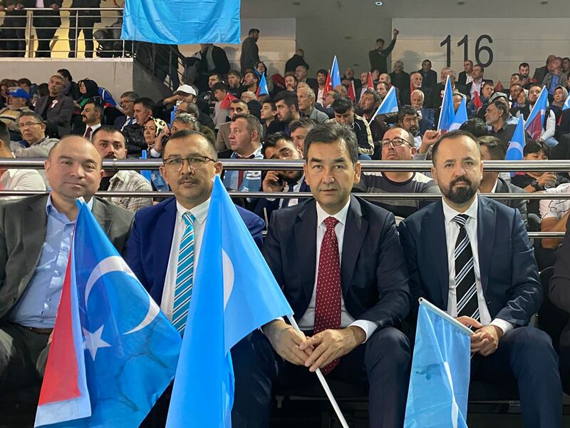 بۈيۈك بىرلىك پارتىيەسىنىڭ 12-نۆۋەتلىك ۋەكىللەر قۇرۇلتىيىغا قاتناشقان ۋەكىللەردىن دۇنيا ئۇيغۇر قۇرۇلتىيى ۋەخپىسىنىڭ رەئىسى ئابدۇرېشىت ئابدۇلھەمىد، باشقۇرۇش ھەيئەت ئەزاسى ئەلى ئەكبەر نۇرلۇ، ئۇيغۇر ئاكادېمىيەسىنىڭ باش كاتىپى ئابدۇلھەمىد قاراخان، شەرقىي تۈركىستان تەتقىقات ۋەخپىسىنىڭ رەئىسى دوكتور ئابدۇلكېرىم بۇغرا ، 2023-يىلى 22-ئۆكتەبىر، ئەنقەرە