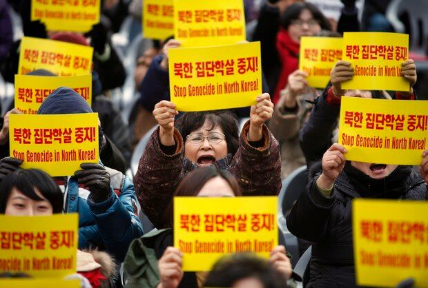 서울역 앞 광장에서 열린 북한인권집회에서 시위대가 구호를 외치고 있다.