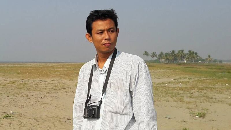 ရခိုင်ပြည်နယ်အခြေစိုက် သတင်းထောက် ဖိုးသီဟ (ခေါ်) ကိုမြတ်သူထွန်းအား ၂၀၁၆ ခုနှစ် ၊ ဒီဇင်ဘာလ ၂၂ ရက်နေ့က မောင်တောမြို့နယ် အလယ်သံကျော်ကျေးရွာမှာ တွေ့ရစဉ်။ (Photo: RFA)
