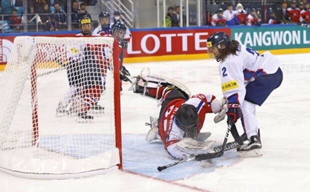 4월 6일 강원 강릉하키센터에서 열린 2017 IIHF 아이스하키 여자 세계선수권대회 디비전Ⅱ 그룹 A 대회 한국과 북한의 경기. 한국 고혜인의 슛을 북한 리봄이 막아내고 있다. 