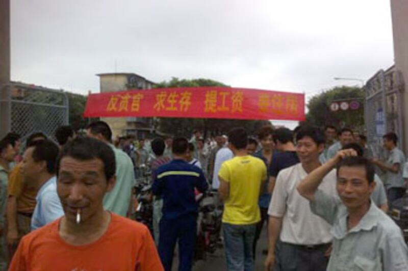 湛江市霞山區海濱三路的“海濱船廠”，上千工人不滿領導腐敗，工資低，而且無住房，於廠內空地靜坐維權。（當地居民攝） 