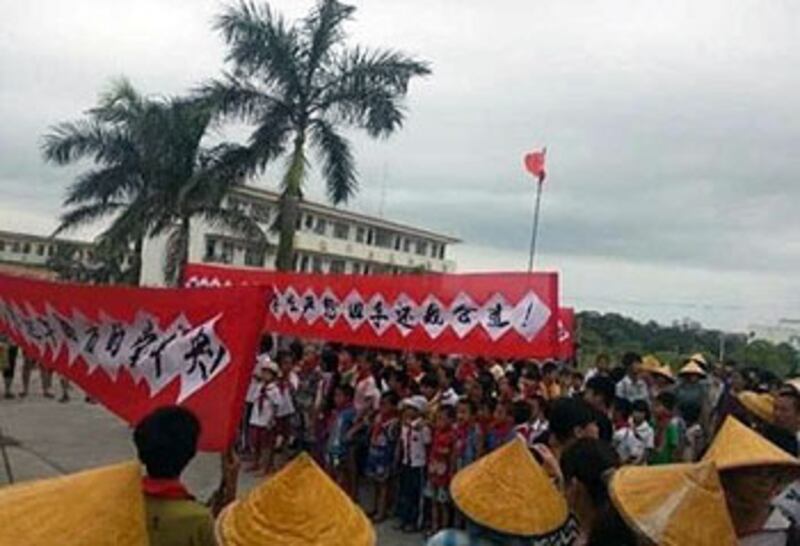 6月5日，廣西北海市沙田鎮數百名中小學生集體罷課遊行，抗議上周六的村民維權事件中，一名參與的初中生被武警打致重傷變成植物人，要求當局懲治兇手。（村民提供） 