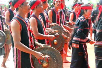 Người dân tộc trong lễ hội đánh cồng chiêng để nhảy múa. RFA