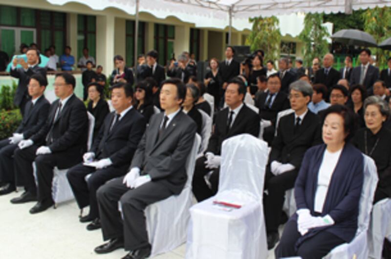 윤병세 외교부 장관을 비롯 순국사절 유족 20여명 등 80여명이 추모비 제막식에 참석했다. (RFA PHOTO)