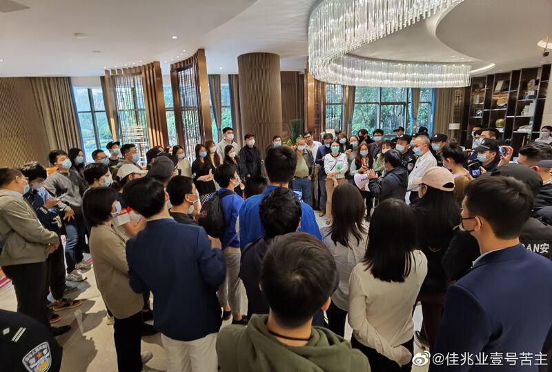 自今年十一月中旬以来,已有大批业主到广州佳兆业壹号声讨。(微博截图)