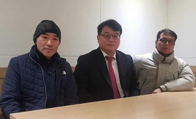 지난 2020년 9월 서해상에서 표류하다 북한군에게 피살된 공무원의 친형 이래진 씨(사진 왼쪽)와 1969년 대한항공(KAL) 여객기 납치사건의 피해자가족회 황인철 대표(사진 오른쪽)가 2일 공동 성명서를 발표했다.