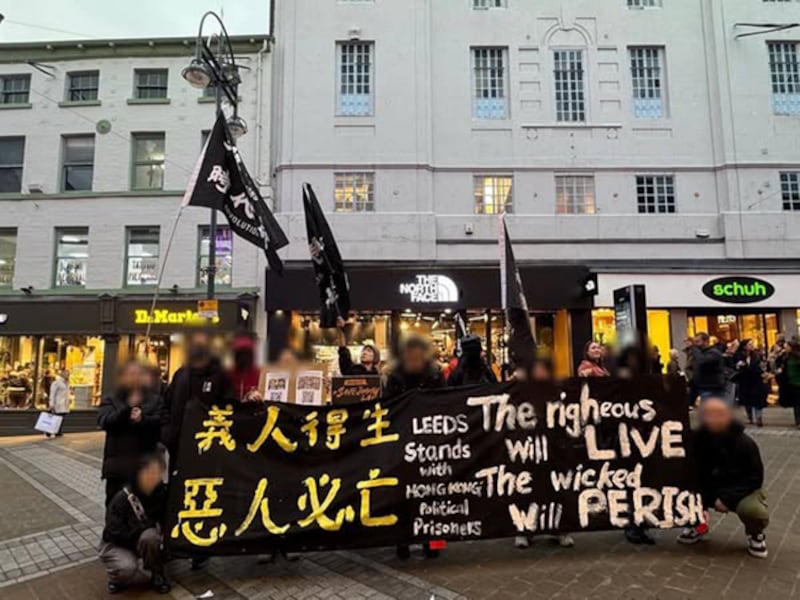 英国港人举行集会,抗议香港“四十七人案”判刑,图为其中周六(11月30日)在列斯举行的默站抗议。(列斯手足连线提供)
