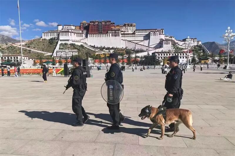 རྒྱ་ནག་གི་རྒྱལ་སྟོན་དུས་ཆེན་སྐབས་སུ་ལྷ་སའི་ནང་དམ་དྲག་ཆེན་པོ་ཡོད་པའི་ཐོག་དམིགས་བསལ་ཕོ་བྲང་པོ་ཏ་ལའི་ཁུལ་དུ་ཉེན་རྟོག་སྐོར་སྲུང་བའི་ལྟ་ཞིབ་ནན་པོ་ཡོད་འདུག