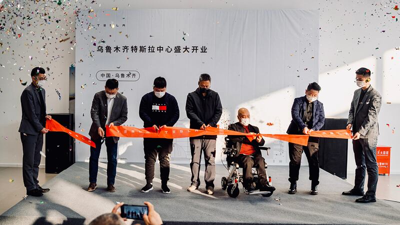 2021年12月31日，特斯拉烏魯木齊中心開幕，事件引發輿論對特斯拉忽視新疆惡劣人權狀況的批評。（特拉斯微博圖片）