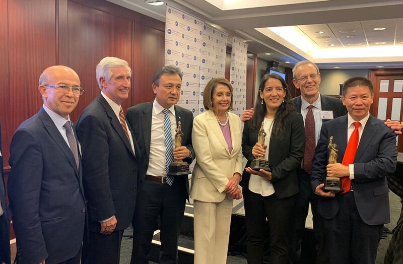 ئامېرىكا ئاۋام پالاتاسىنىڭ رەئىسى نەنسىي پېلوسى(Nancy Pelosi) خانىم ۋە ئامېرىكادىكى دۆلەتلىك دېموكراتىيىنى ئىلگىرى سۈرۈش جەمئىيىتىنىڭ سابىق رەئىسى كارل گېرشمەن(Carl Gershman) ئەپەندى(ئوڭدىن ئىككىنچى)د ئۇ ق نىڭ «دېموكراتىيە مۇكاپاتى» ئالغانلىقىنى تەبرىكلىدى. 2019-يىلى 4-ئىيۇن، ۋاشىنگتون.