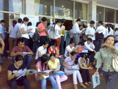 Người dân tìm việc tại một trung tâm việc làm ở TPHCM. File photo.
