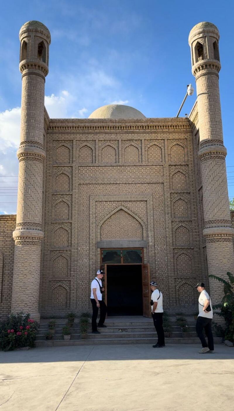 گېرمانىيەلىك ياشلارنىڭ ئاقسۇ زىيارىتى كۆرۈنۈشى، كۇچا مەسچىتى. 2024-يىلى، ئاقسۇ