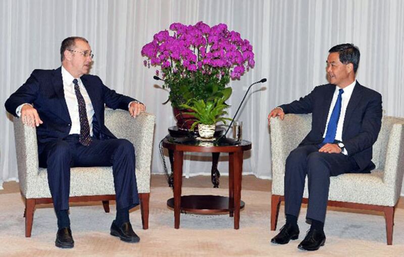 2015年5月8日，特首梁振英(右)在行政長官辦公室，與美國國會議員邵建隆(左)會面。(政府新聞處發相)