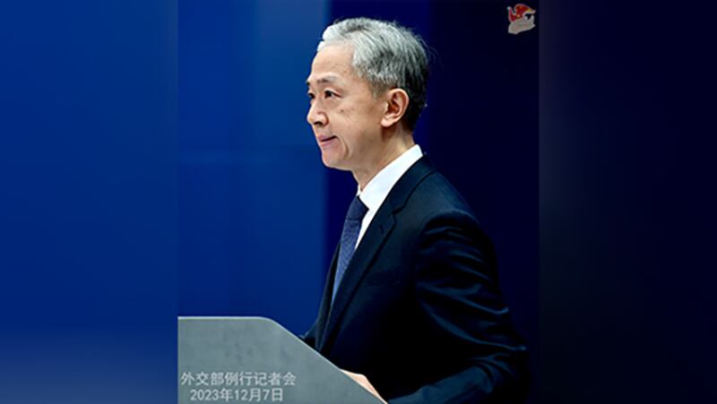 中国外交部发言人汪文斌2023年12月7日在例行记者会上回复记者提问时表示:“‘一带一路'倡议提出十年来,成果惠及一百五十多个国家,……中方坚决反对抹黑破坏共建‘一带一路'合作,反对阵营对抗、制造割裂。”(中国外交部官网截图)