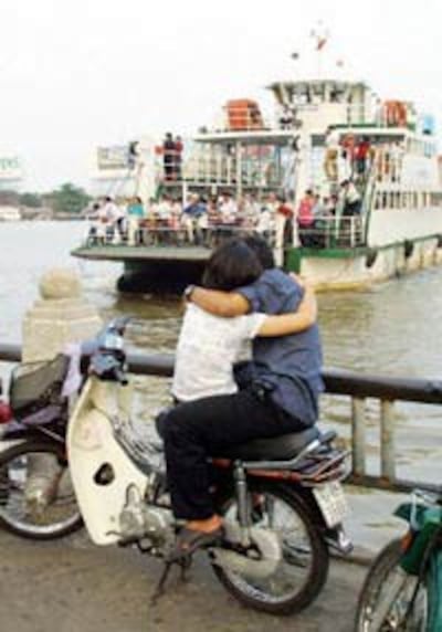 Hiện tượng thân thiết nay được giới trẻ thể hiện thoải mái công khai