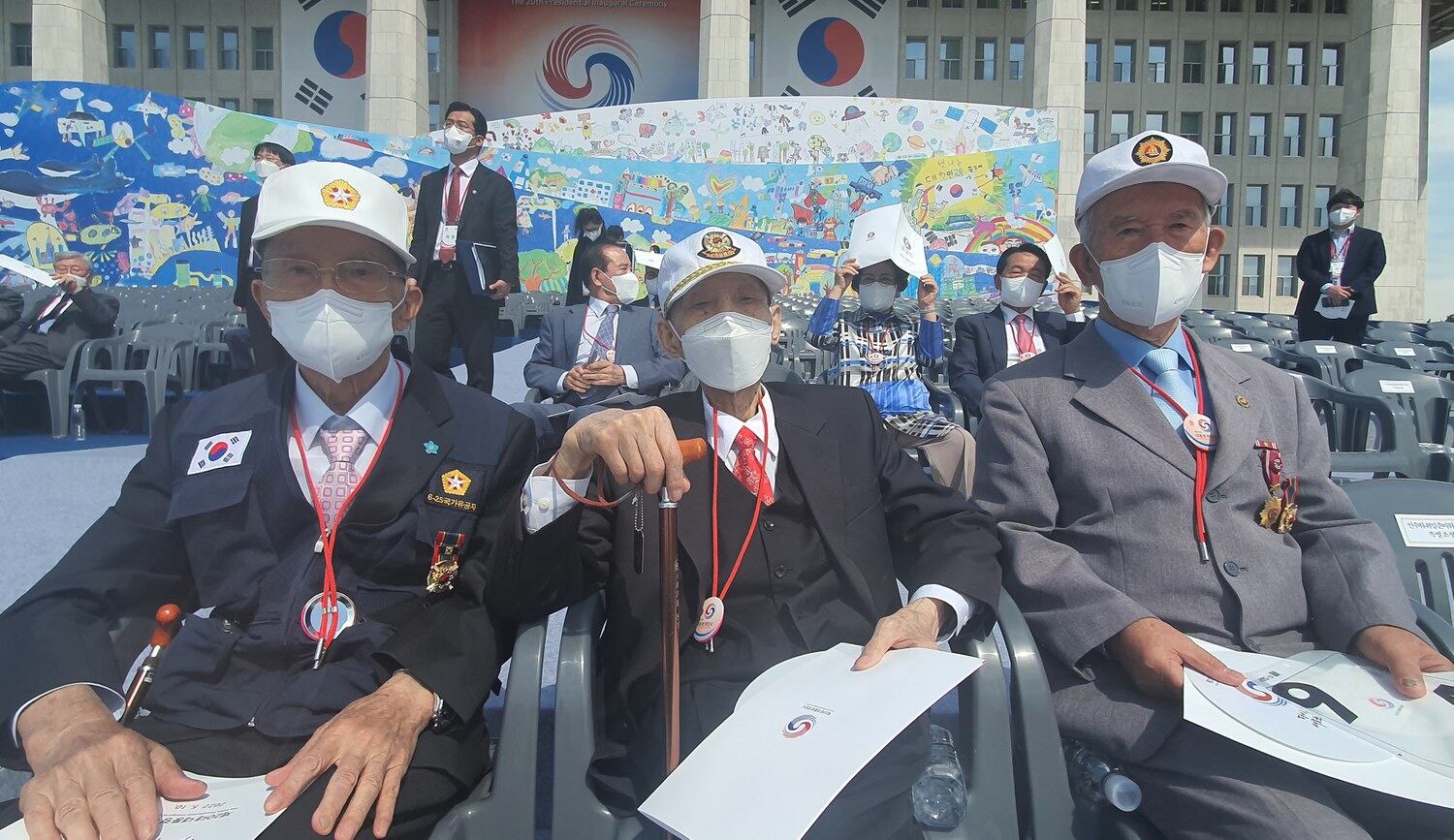 57년간 북한에 억류됐던 국군포로 이규일씨가 75세의 나이로 별세했다. 사진은 지난 5월 윤석열 대통령 취임식에 참석한 이 씨(가운데)의 모습.
