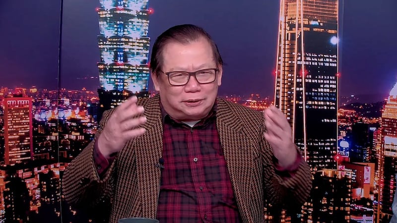 前国大代表黄澎孝认为王沪宁唯一思想核心就是帮国家领导人量身打造新衣裳。(截图自节目)