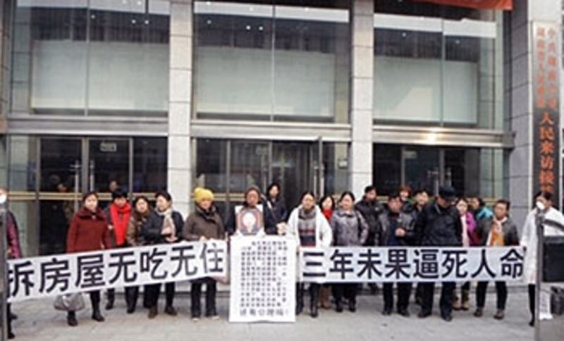 長沙芙蓉區逾百拆遷戶與死者家屬，1月14日到巿政府請願,並拉起抗議橫額。（照片來自拆遷戶)