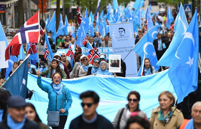 ئۇيغۇرلارنىڭ كىشىلىك ھوقۇقىنى ۋە لاگېرلارنى تاقاشنى تەلەپ قىلىپ ئۆتكۈزۈلگەن نامايىشتىن كۆرۈنۈش. 2018-يىلى 27-ئاپرېل، بىريۇسسېل، بېلگىيە.