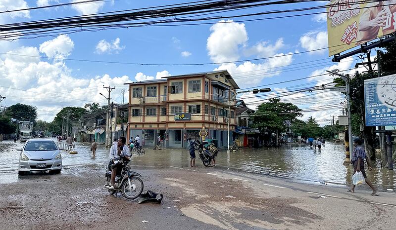 ရေကြီးရေလျှံဖြစ်နေသည့် ပဲခူးတိုင်း ပဲခူးမြို့တွင် ရေပြန်ကျသွားသည်ကို ၂၀၂၃ ခုနှစ် အောက်တိုဘာလ ၁၃ ရက်တွေ့ရစဉ်။ (Photo: RFA)