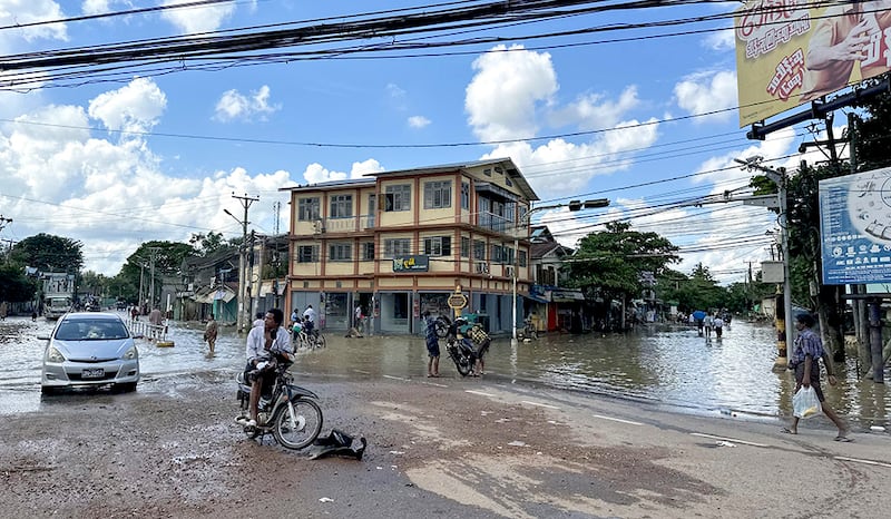 ရေကြီးရေလျှံဖြစ်နေသည့် ပဲခူးတိုင်း ပဲခူးမြို့တွင် ရေပြန်ကျသွားသည်ကို ၂၀၂၃ ခုနှစ် အောက်တိုဘာလ ၁၃ ရက်တွေ့ရစဉ်။ (Photo: RFA)