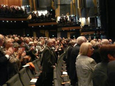 图片:艾未未致获奖词时,全场起立鼓掌。(苏雨桐提供)