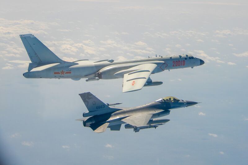解放軍近年不斷派出軍機，闖入台灣防空識別區偵察軍事動態。（國防部提供）