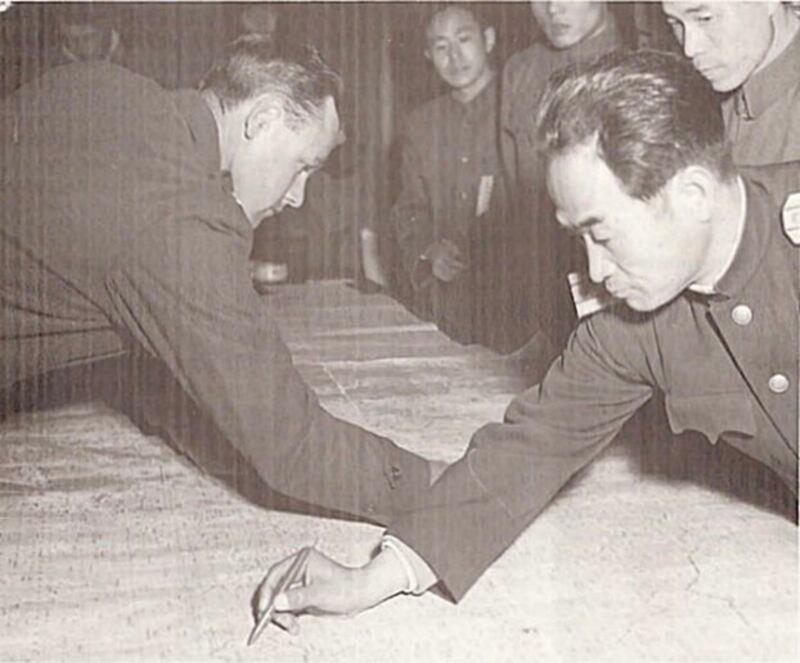 双方参谋人员在地图上划定军事分界线。(来自沃尔特·G.赫姆斯:《停战谈判的帐篷与战斗前线》第六章《恢复谈判》)
