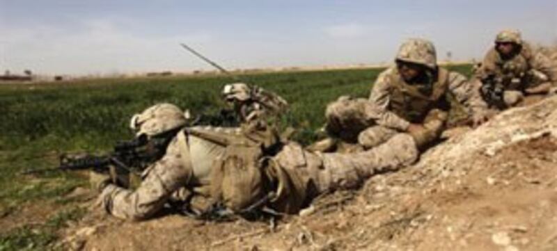 Quân đội Mỹ đang tấn công vào phiến quân Taliban ở Trikh Nawar, Afghanistan. AFP photo.