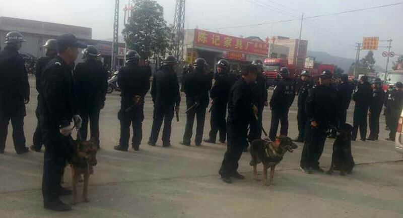 特警進入賓陽縣新橋鎮務本村抓捕村民時，還有大批特警在村外道路把守戒備，並出動多頭警犬協助追捕村民。（現場人士提供）