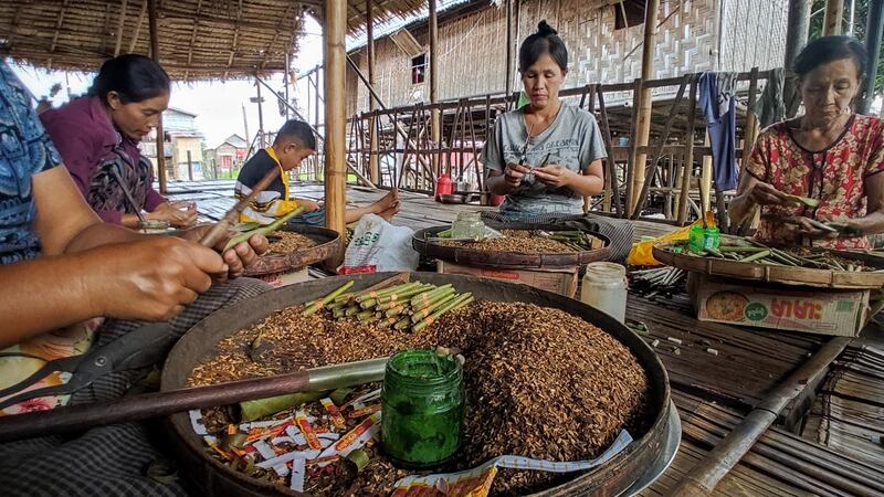 စျေးကွက်သို့ တင်ပို့မည့် သနပ်ဖက်ရွက်တောင်းများ စီထည့်နေသည်ကို ၂၀၂၃ ခုနှစ် သြဂုတ်လ ၁၃ ရက်နေ့က တွေ့ရစဉ်