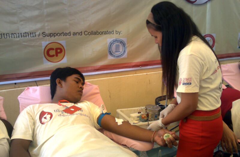 សកម្មភាពគ្រូពេទ្យបូមឈាមពីពលរដ្ឋដែលស្ម័គ្រចិត្តមកផ្ដល់ឈាមនៅមជ្ឈមណ្ឌលជាតិផ្ដល់ឈាម ក្នុងបរិវេណមន្ទីរពេទ្យព្រះអង្គឌួង កាលពីថ្ងៃទី១៤ មិថុនា ឆ្នាំ២០១៤។