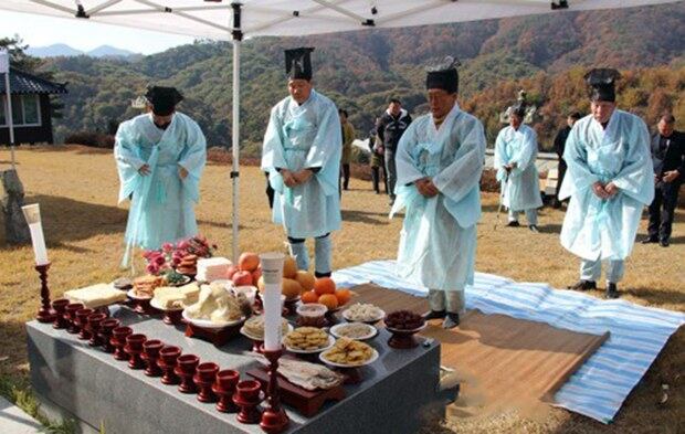 충남 공주시 정안면 전평리 한 종친 묘소에서 후손들이 시제를 올리고 있다. 