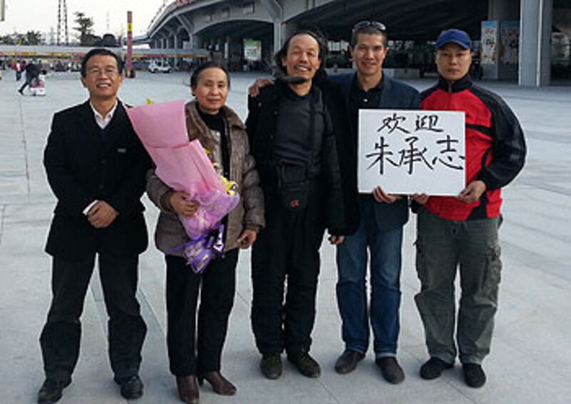 2013年02月12日，徐琳（左）、成秋波（右二）、劉四仿（右）在廣州火車南站迎接朱承志（中）及夫人。（成秋波、徐琳提供）