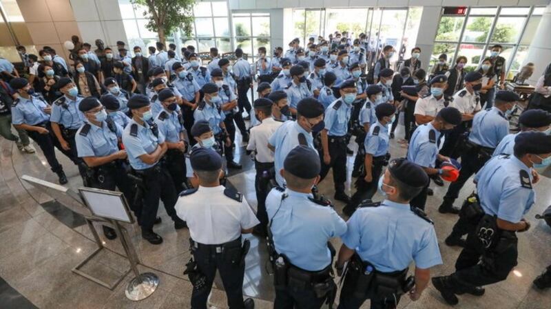 港警于2021年6月17日大举搜捕《苹果日报》,被视为香港新闻言论自由没落的转捩点。(壹传媒工会图片)